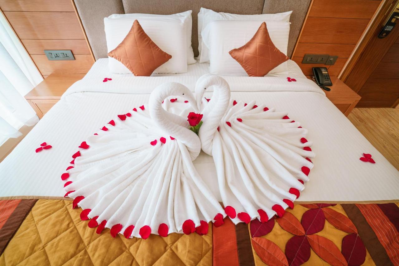 Townbridge Hotels & Suites Kochi Exterior photo