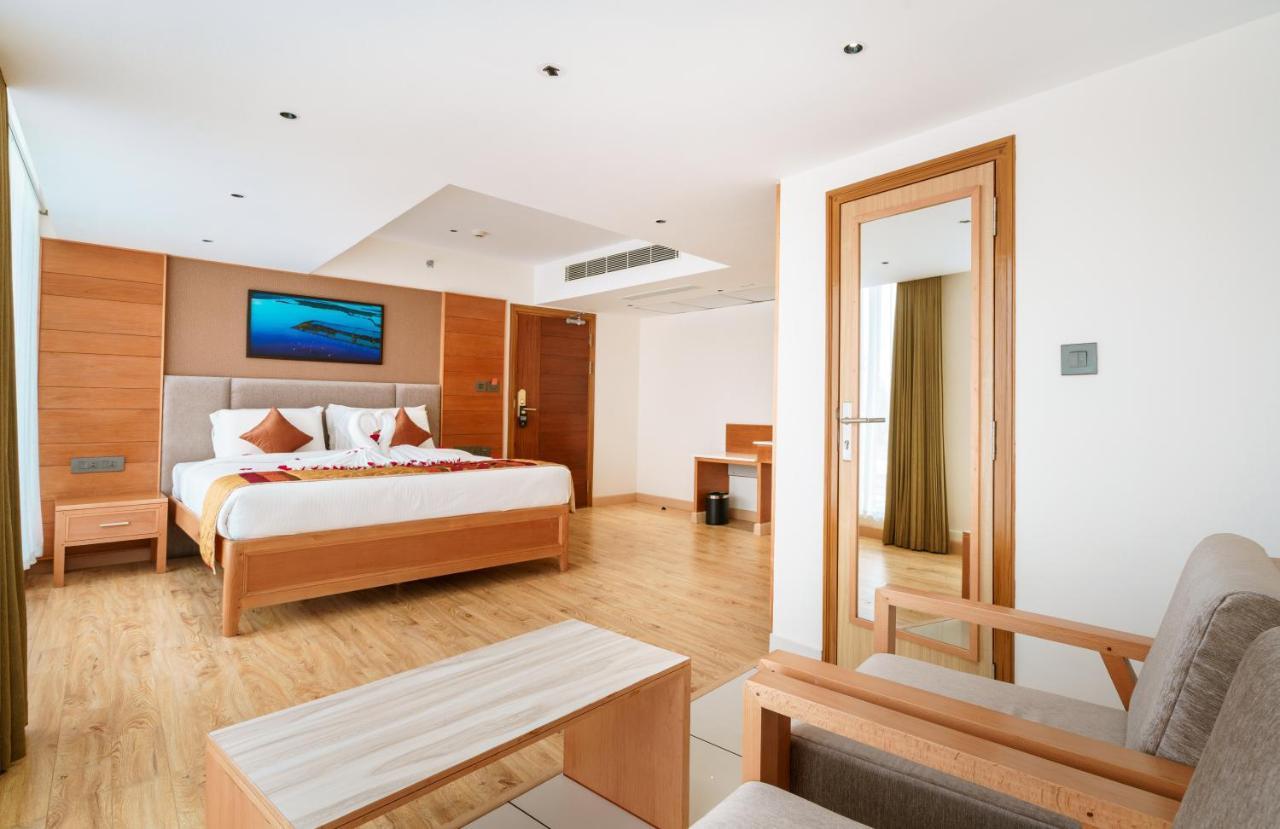 Townbridge Hotels & Suites Kochi Exterior photo