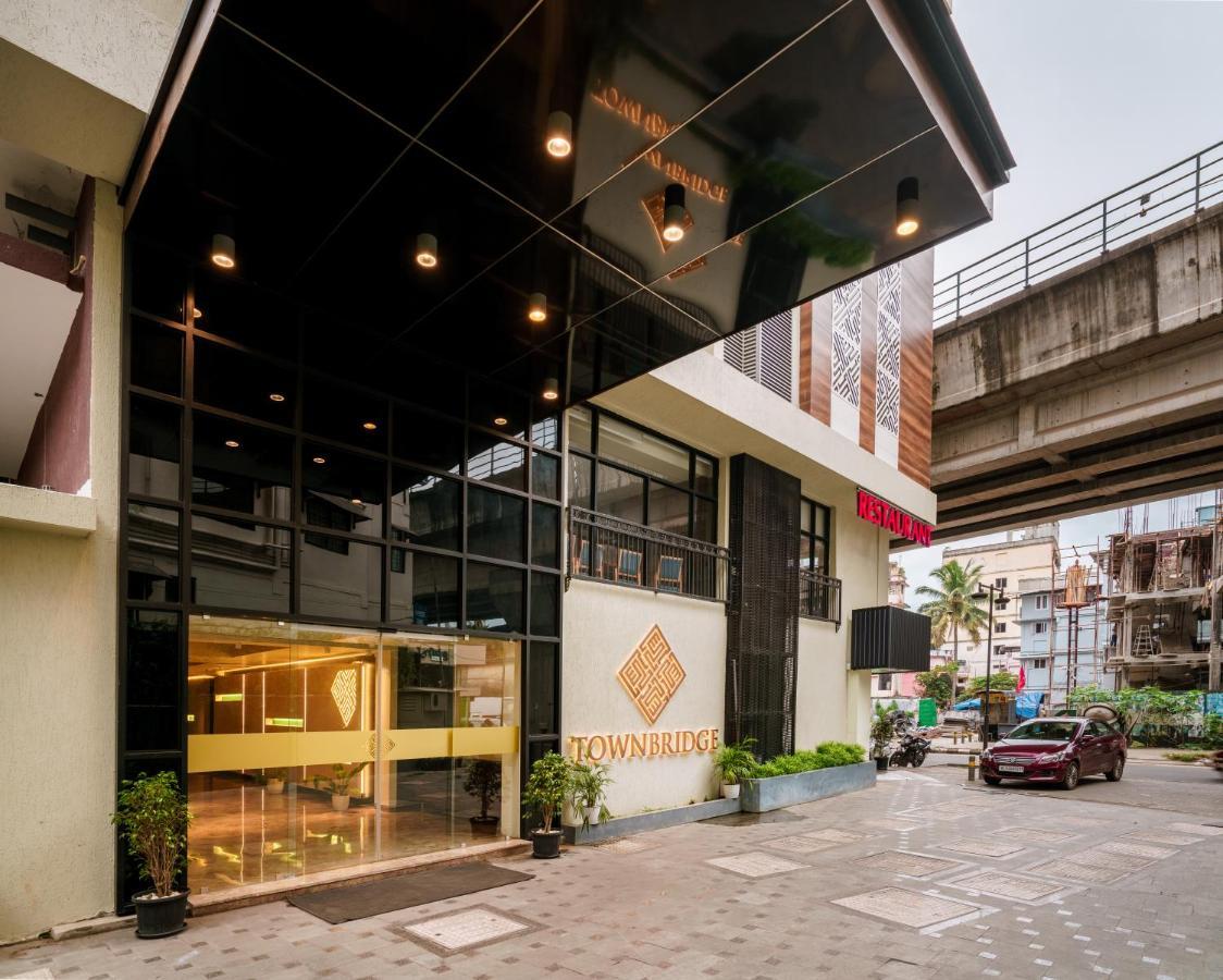 Townbridge Hotels & Suites Kochi Exterior photo