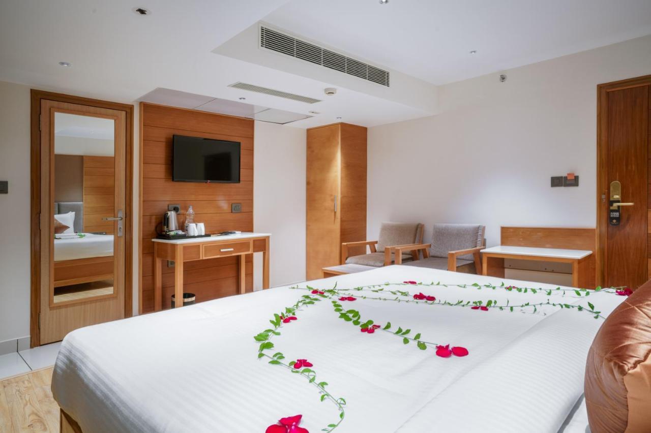 Townbridge Hotels & Suites Kochi Exterior photo