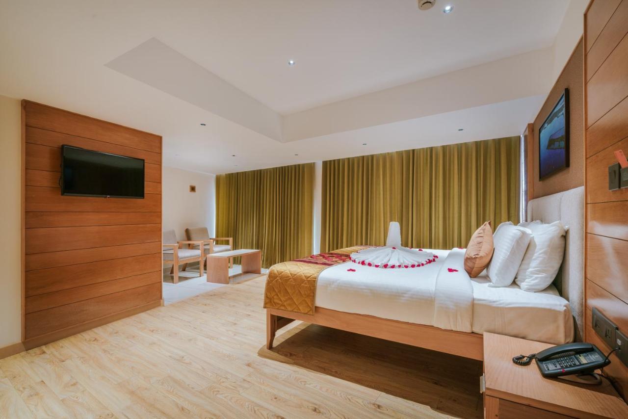 Townbridge Hotels & Suites Kochi Exterior photo