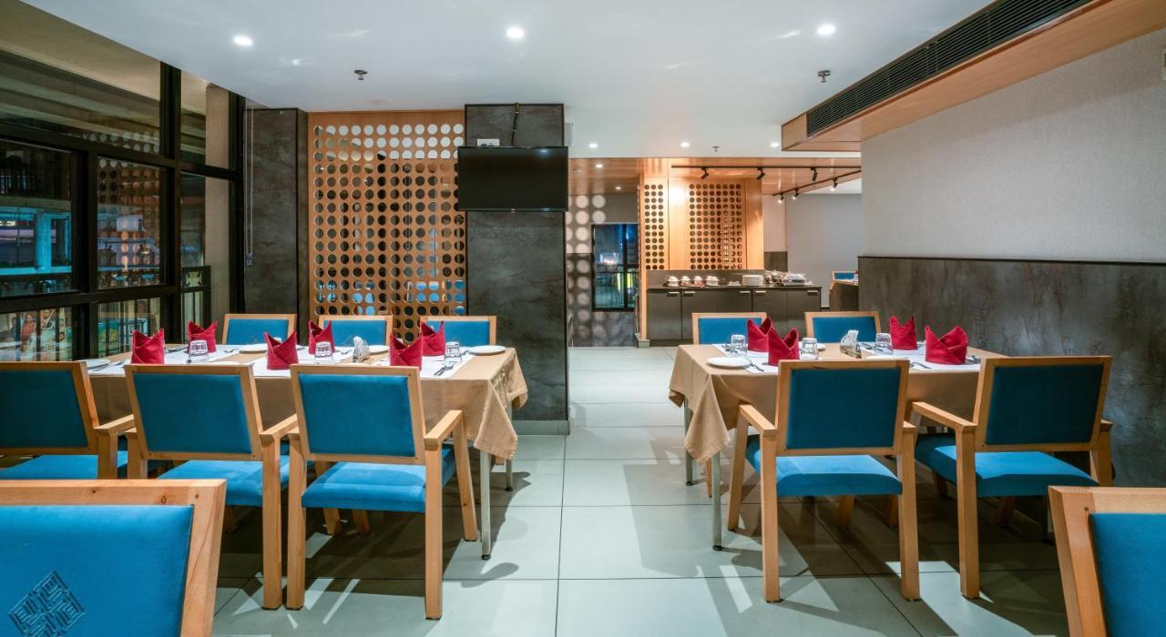 Townbridge Hotels & Suites Kochi Exterior photo
