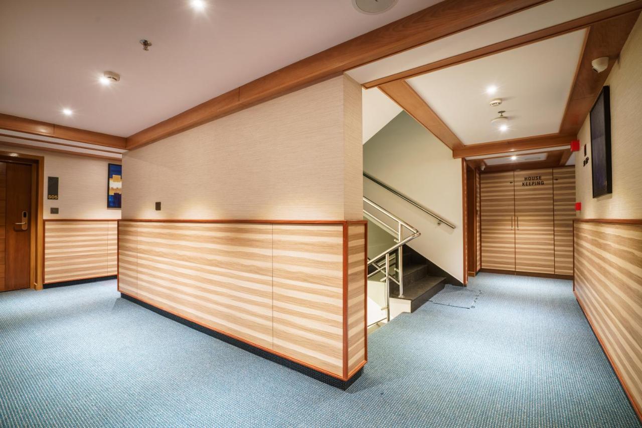 Townbridge Hotels & Suites Kochi Exterior photo
