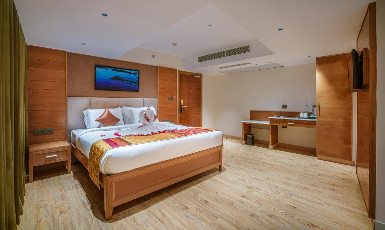 Townbridge Hotels & Suites Kochi Exterior photo