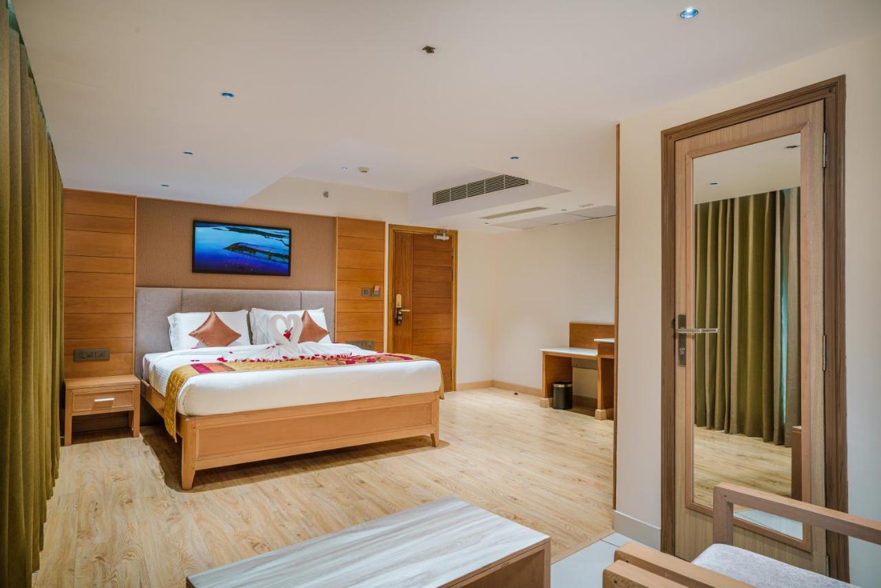 Townbridge Hotels & Suites Kochi Exterior photo