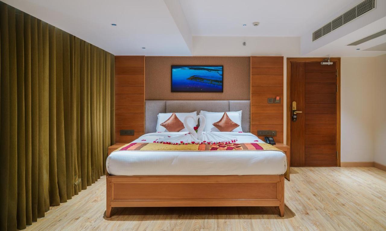 Townbridge Hotels & Suites Kochi Exterior photo