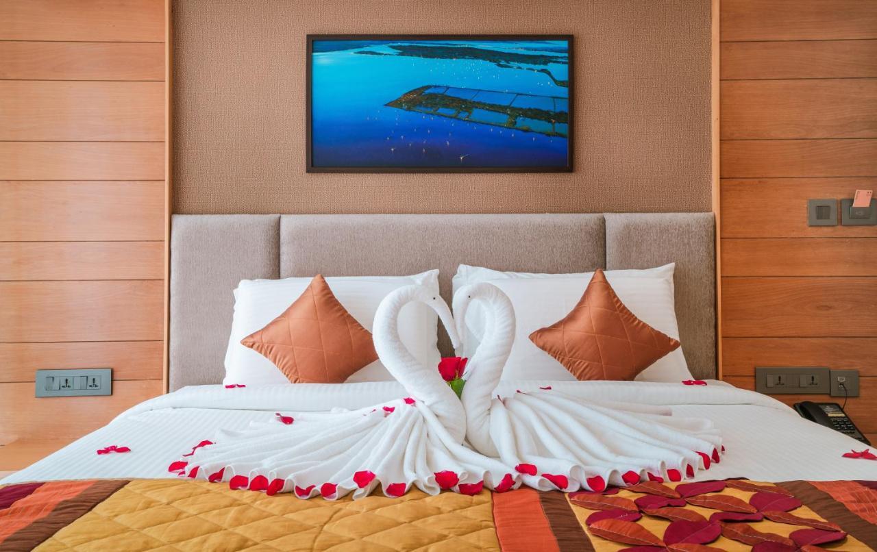 Townbridge Hotels & Suites Kochi Exterior photo