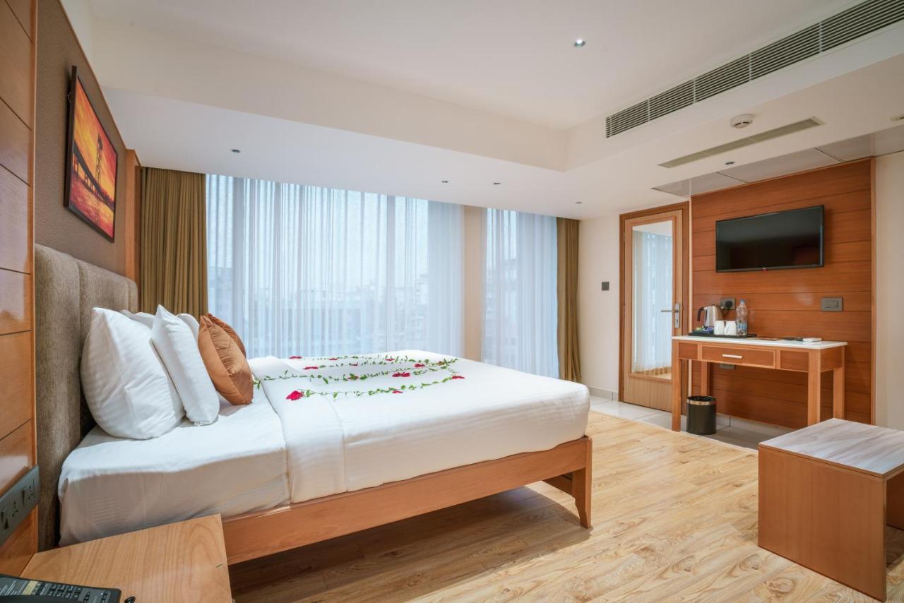 Townbridge Hotels & Suites Kochi Exterior photo