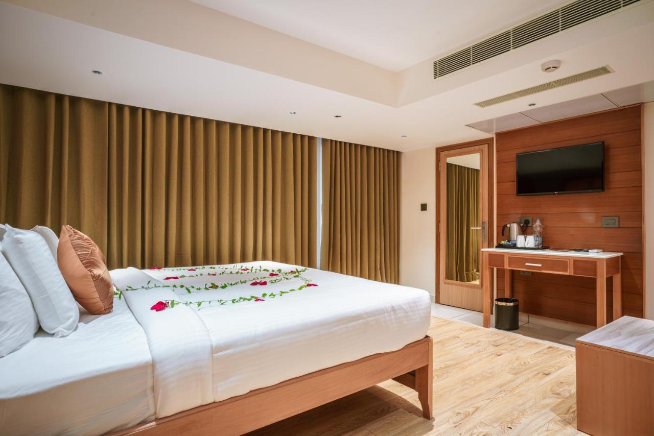 Townbridge Hotels & Suites Kochi Exterior photo