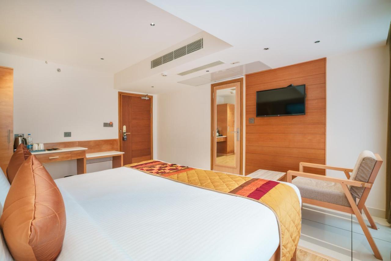 Townbridge Hotels & Suites Kochi Exterior photo