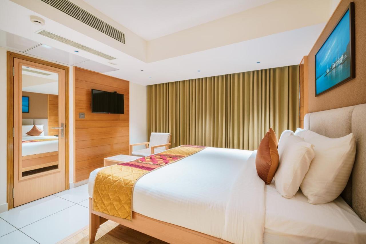 Townbridge Hotels & Suites Kochi Exterior photo