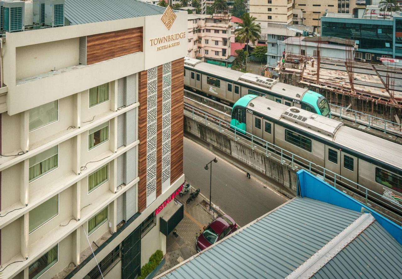 Townbridge Hotels & Suites Kochi Exterior photo