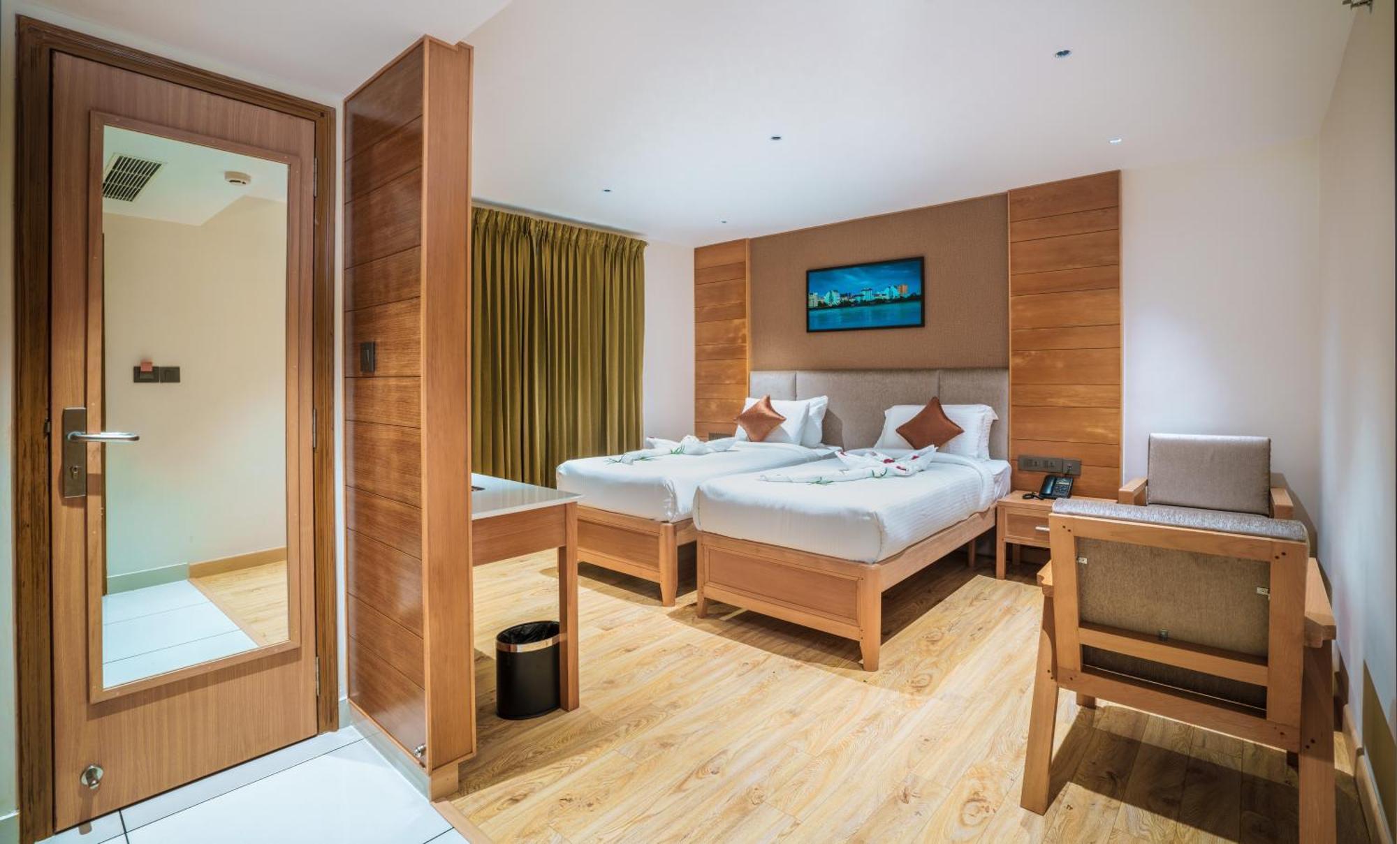 Townbridge Hotels & Suites Kochi Exterior photo
