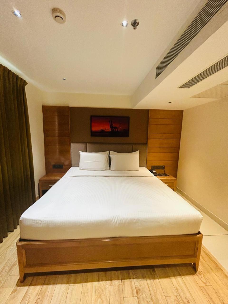 Townbridge Hotels & Suites Kochi Exterior photo