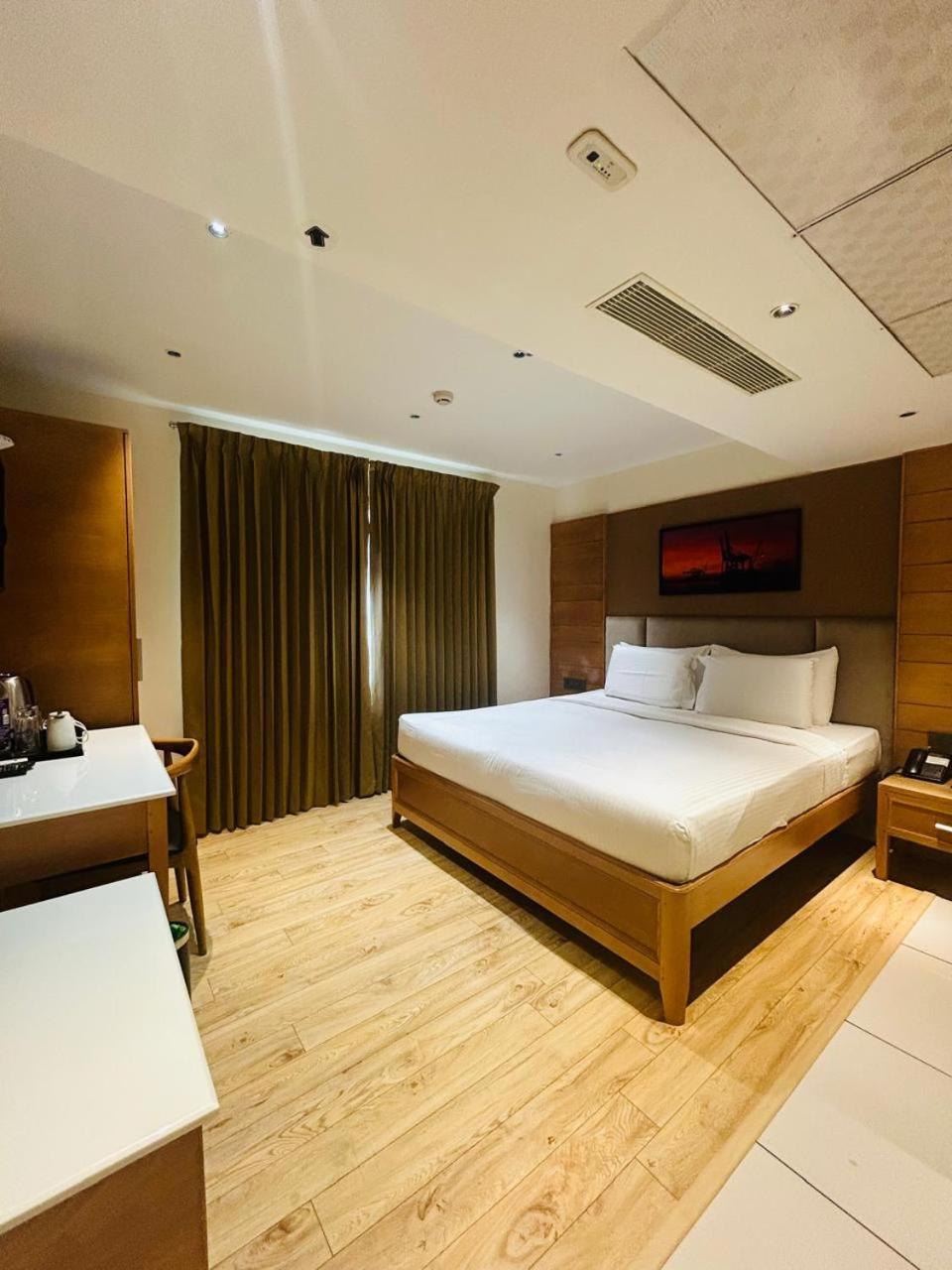 Townbridge Hotels & Suites Kochi Exterior photo