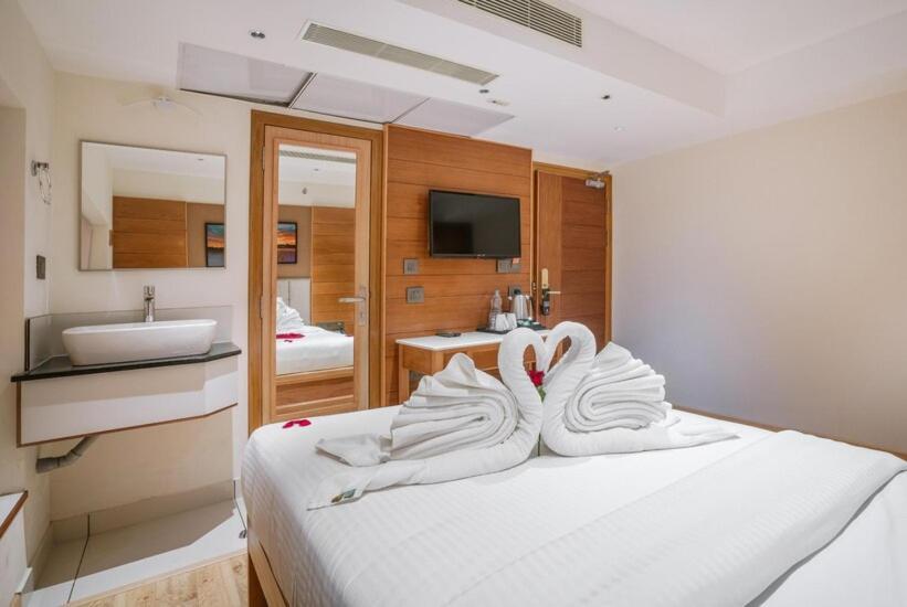Townbridge Hotels & Suites Kochi Exterior photo